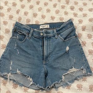 Abercrombie curve love 4” mom short high rise